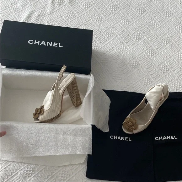 CHANEL Camellia Heels Sandals Slingback size 35 / 5 B gold white flower - Picture 1 of 17